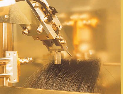薄さ0.03mmの透湿性皮膜に髪の毛を植えつける特許技術