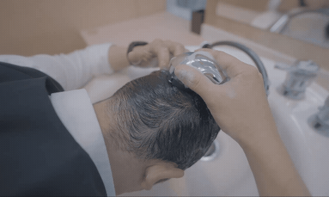 特徴1。男性がミライズを着用したままシャワーを利用している写真。