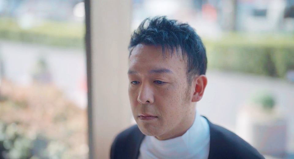 ミライズを着用した男性の写真。ベリーショートのミライズを着用していて自然な短髪に見える。