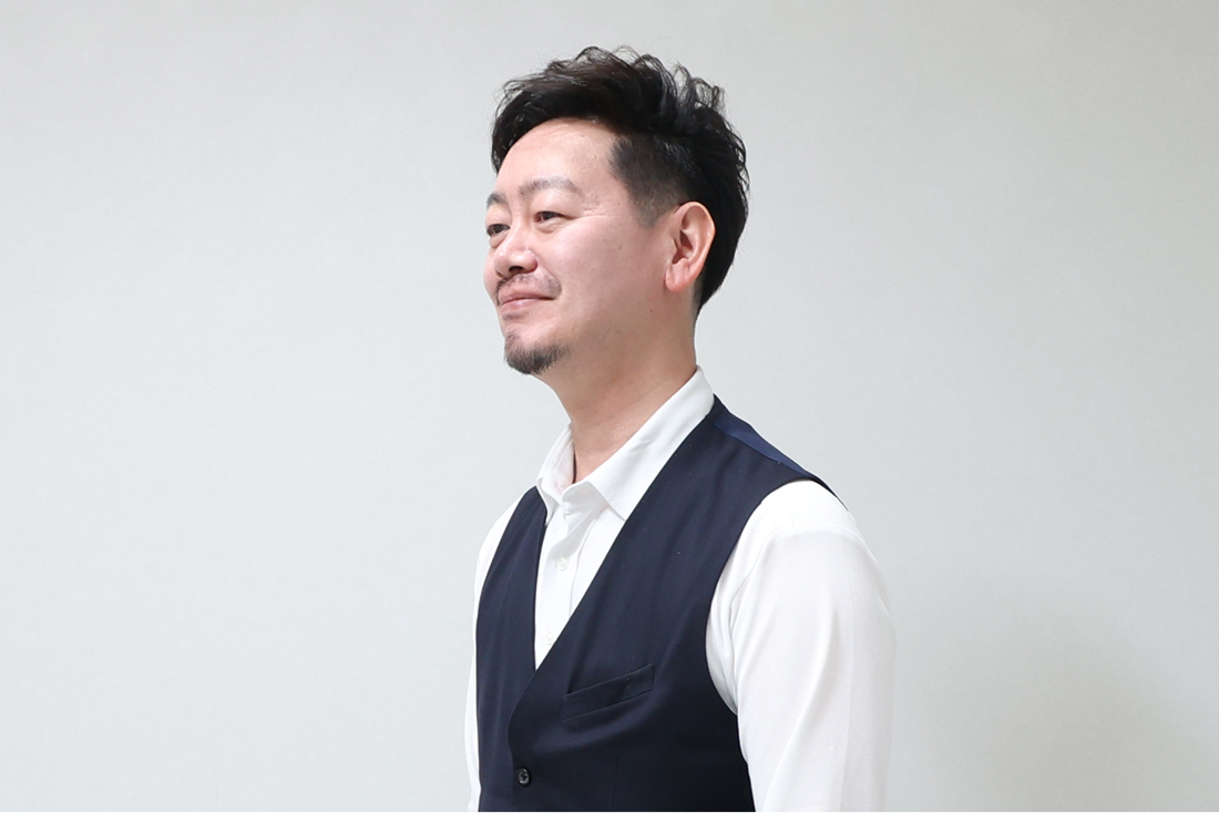 ミライズを着用した男性の写真。男性は笑顔で毎日つけっぱなしでいる様子。