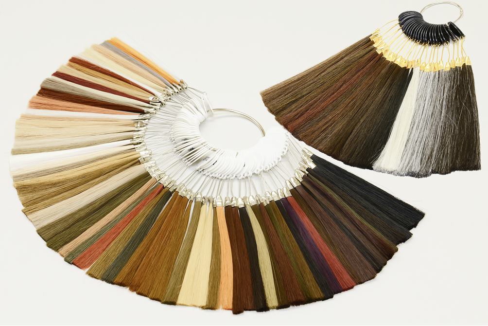 ミライズの色見本が扇状に展開されている写真。多種多様な髪色の見本が拡げられている。