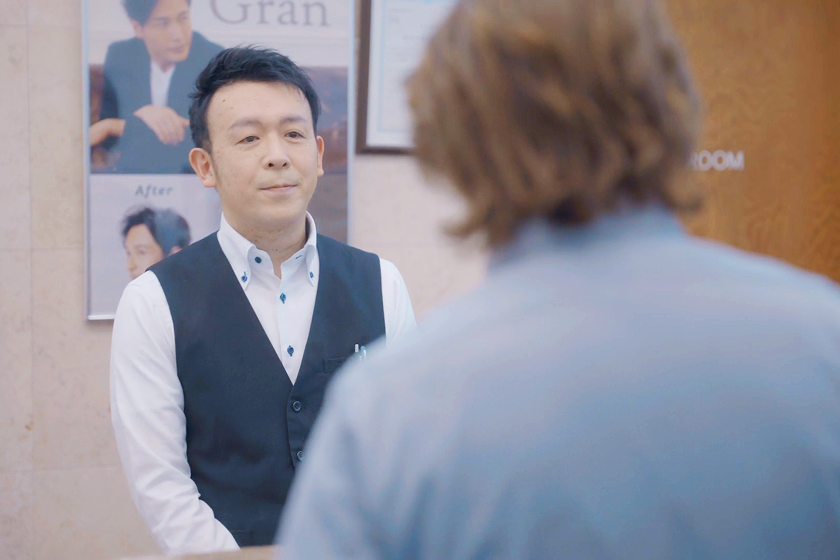 スタッフがお客様と話している写真。