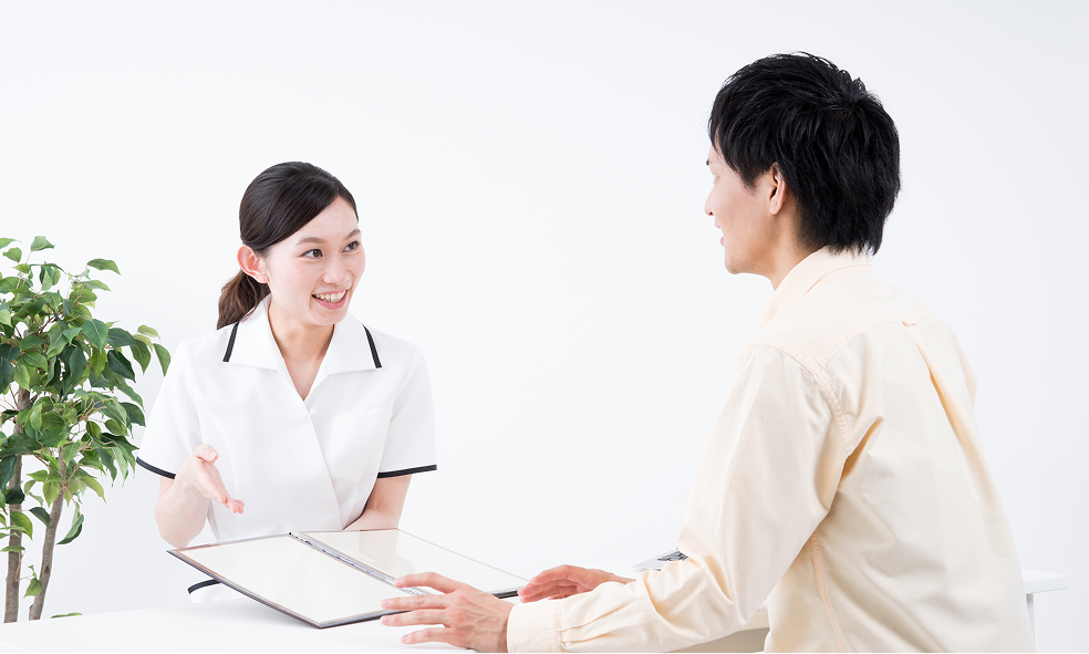 スタッフがお客様をカウンセリングしている写真。